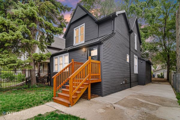 Charming Urban Oasis in Historic Chicago: 6725 S Saint Lawrence Ave