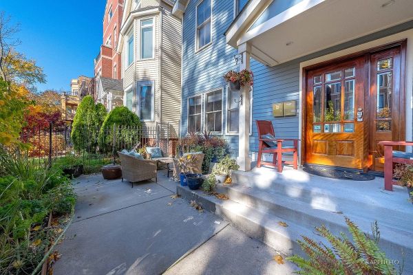 Chic Lincoln Park Abode: 840 W Lill Ave, Chicago