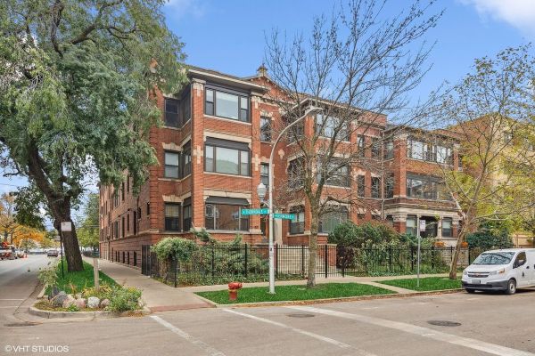 Charming Kenmore Abode in the Heart of Chicago