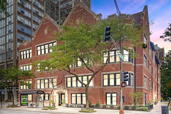 Chic Living in the Heart of Chicago: 405 W Briar Pl
