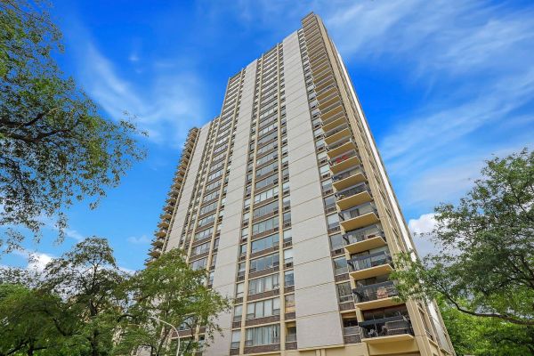 Chic City Living - Stunning 1BR Condo in Prime Chicago Location