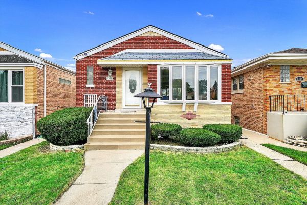 Charming Chicago Bungalow in Jefferson Park
